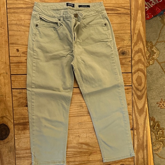 Jones New York Sage Green Capri Pants - Picture 1 of 3